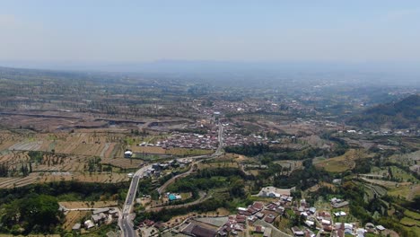 Wunderschöne-Dorflandschaft-Indonesiens,-Drohnenansicht-Aus-Der-Luft