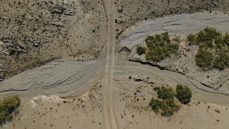 arriba hacia abajo bajando la vista aérea de la carretera sin pavimentar en el desierto de marruecos