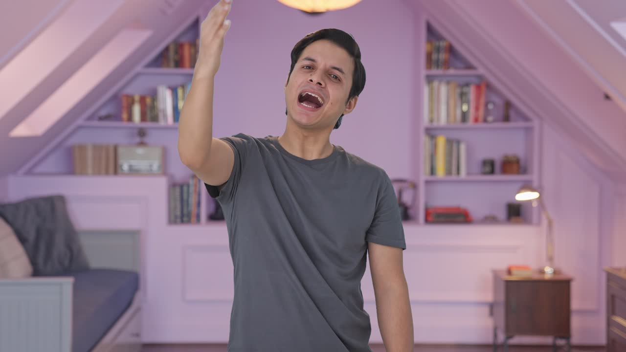 행복한 인디언 남자가 누군가를 가리키고 부르고 있습니다.