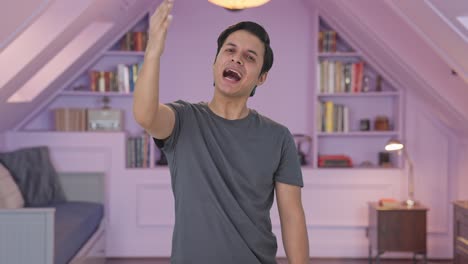 hombre indio feliz señalando y llamando a alguien
