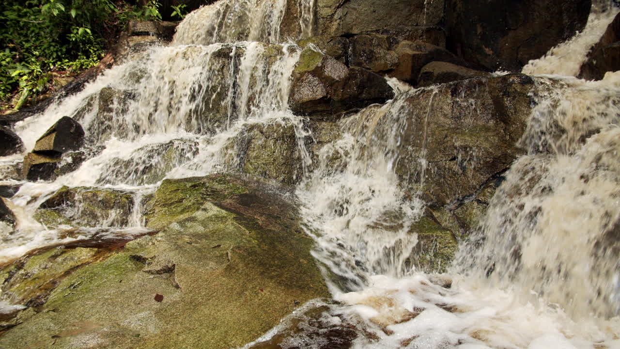 las hermosas cataratas de bacara, aguas limpias y refrescantes que caen sobre una formación rocosa natural en guyana.
