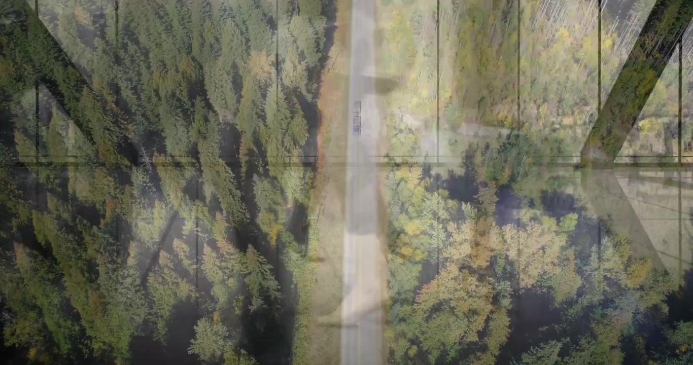 Andet køretøj vises og danner fragtkonvoj, køretøjer bevæger sig ad landevej under et gitterpanel.