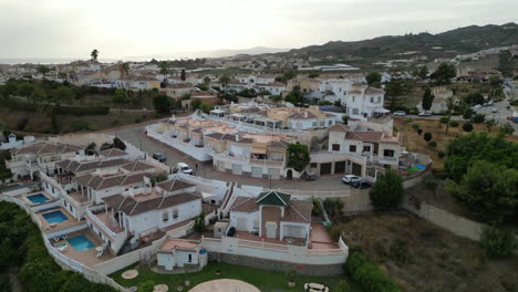 cámara que se eleva desde la piscina y viviendas caras para revelar el campo y la puesta de sol