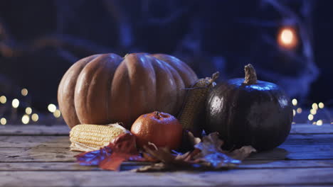 Una-Exhibición-Festiva-De-Otoño-Presenta-Calabazas-Y-Maíz-En-Una-Mesa-De-Madera