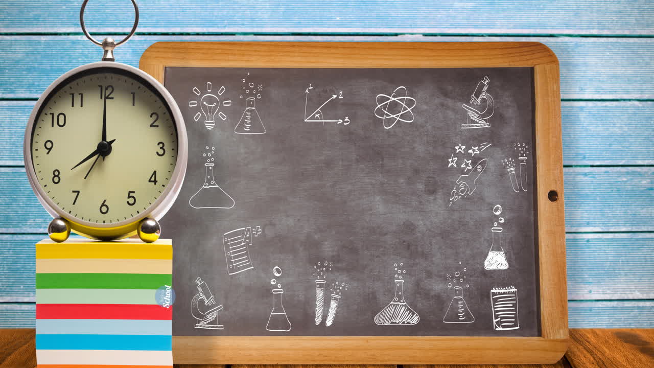 animación del texto blanco de regreso a la escuela en un círculo azul moviéndose sobre la pizarra y el reloj