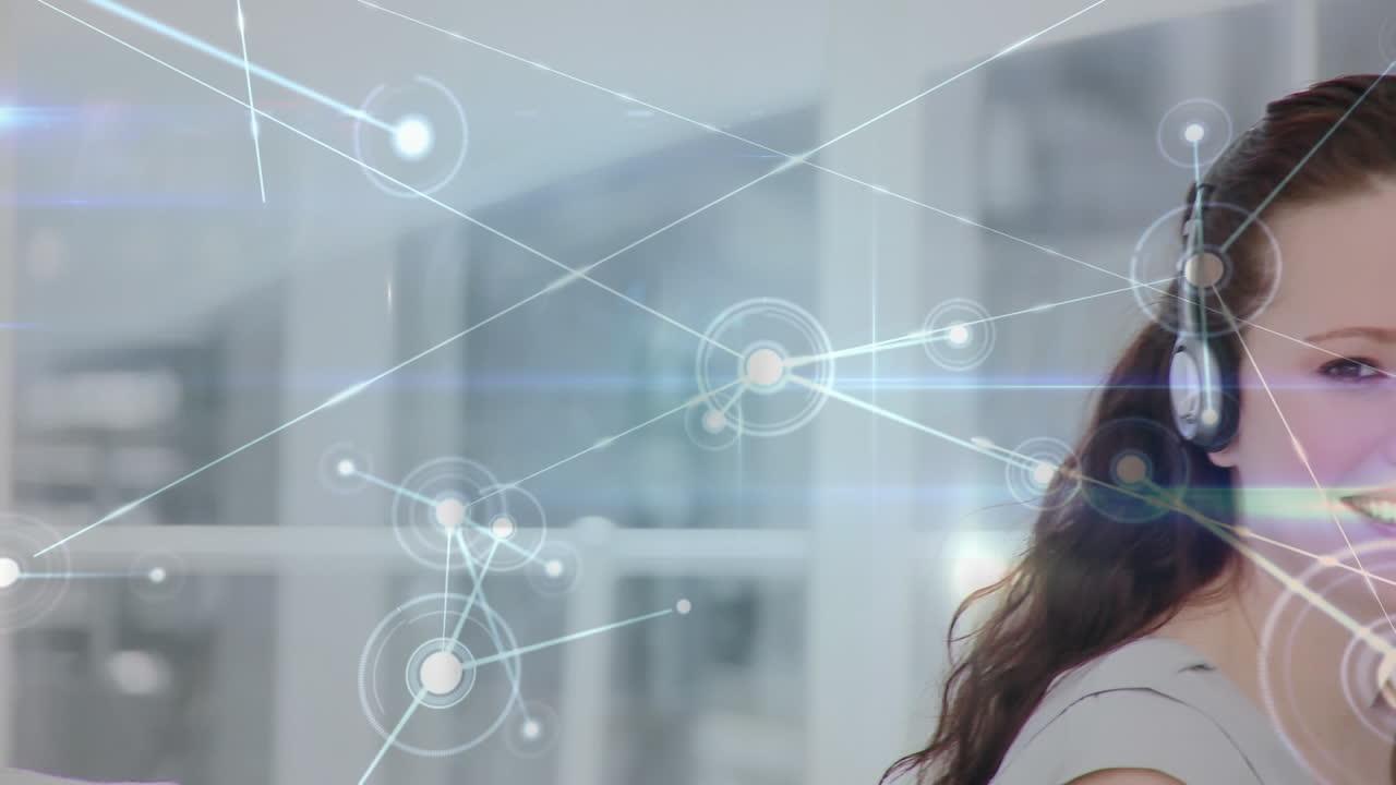 animación de la red de conexiones a través de una mujer de negocios usando auriculares telefónicos