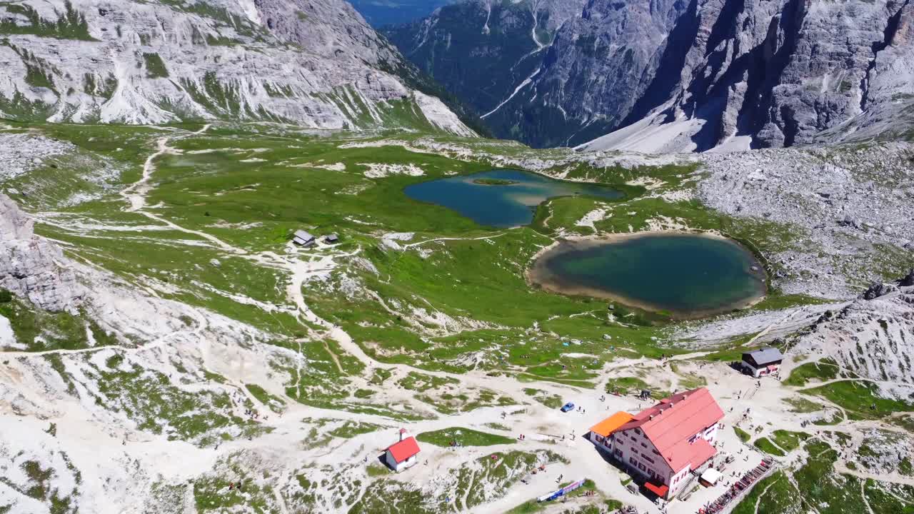 İtalya, Dolomitler'de doğal güzellikteki göllere çıkan yürüyüş yolu