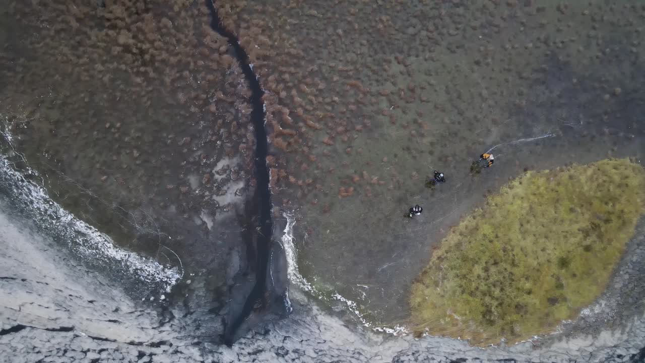 근처에 물이 흐르는 개울이 있는 늪에 있는 호수의 얼어붙은 부분에서 아이스 스케이팅