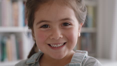 Retrato-Hermosa-Niña-Sonriendo-Con-Curiosidad-Natural-De-La-Infancia-Mirando-A-Un-Niño-Alegre-Con-Expresión-Juguetona-Inocente-Imágenes-De-4k