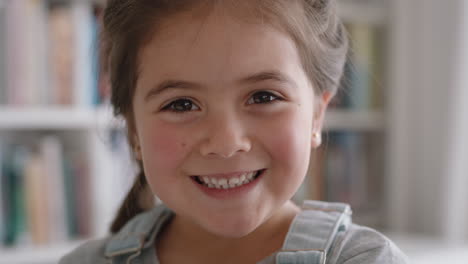 retrato de una hermosa niña sonriendo con la curiosidad natural de la infancia buscando un niño alegre con una expresión juguetona inocente imágenes de 4k