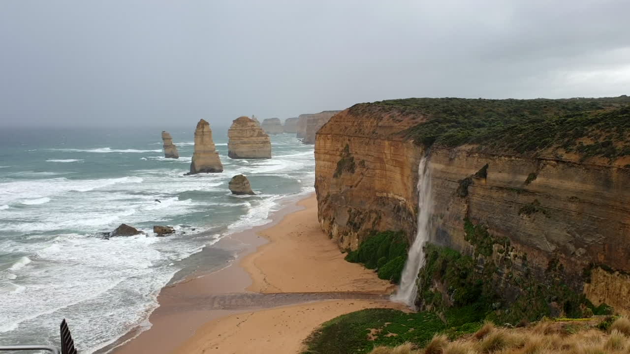 De iconische Twaalf Apostelen van Australië met een zeldzame waterval na hevige regenval.