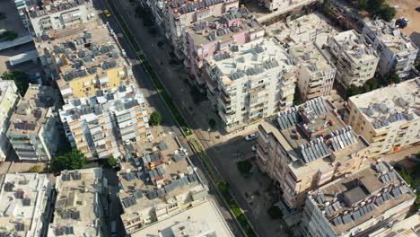 Vista-Aérea-De-Arriba-Hacia-Abajo-De-Las-Calles-En-El-Centro-De-Antalya,-Turquía,-Rodeada-De-Altos-Edificios-Residenciales-Europeos-En-Un-Día-Soleado-De-Verano