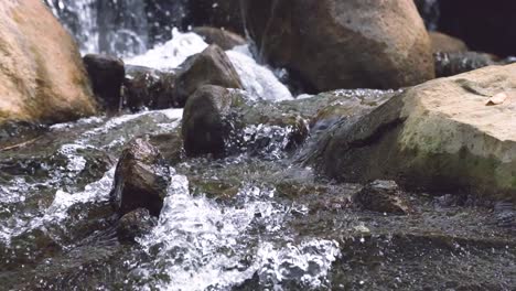 Rauschendes-Wasser-Detailliert-Aus-Nächster-Nähe