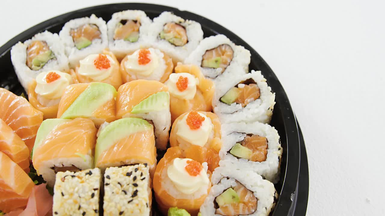 de una bandeja de sushi variada