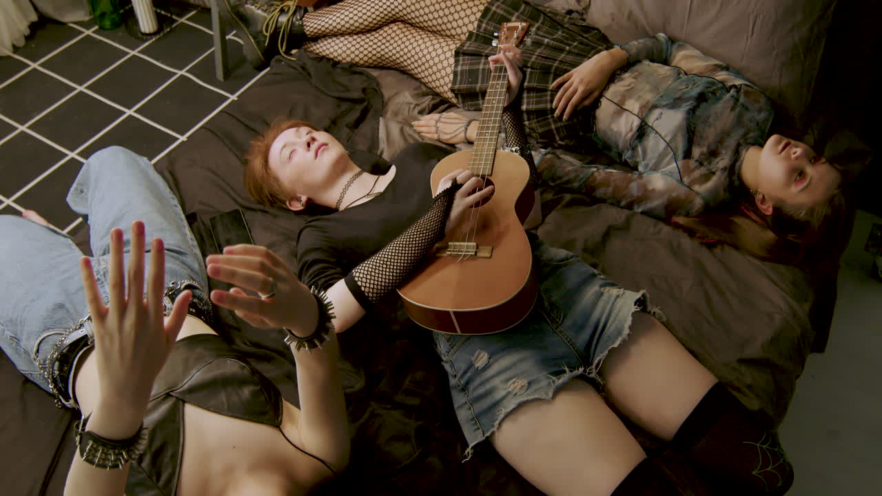 침실에 있는 친구들의  풍경