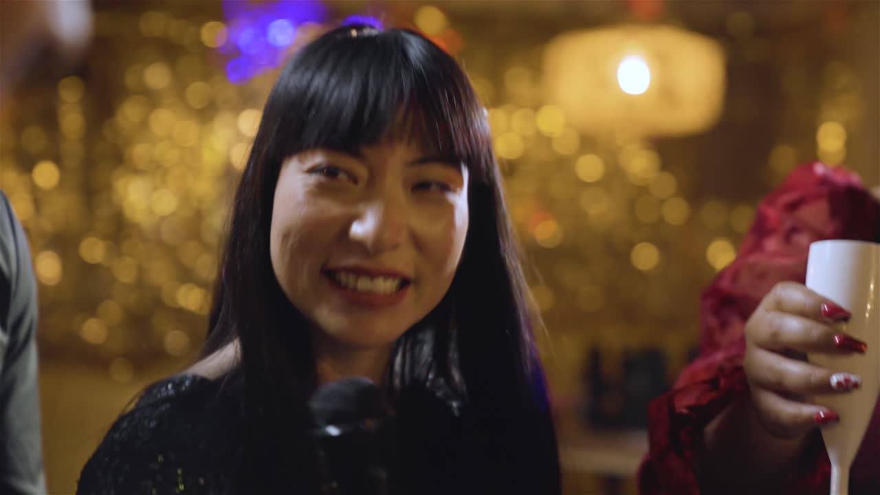 가라오케 바에서 노래하는 친구들로부터 멀어지는 추적 샷