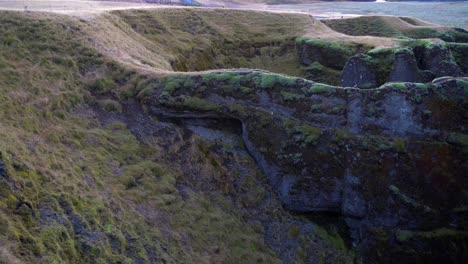 hermoso paisaje de acantilados salvajes al atardecer, islandia