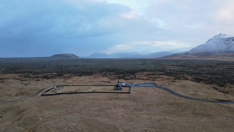 Tiro-Aéreo-De-La-Iglesia-Budakirkja,-Islandia-3