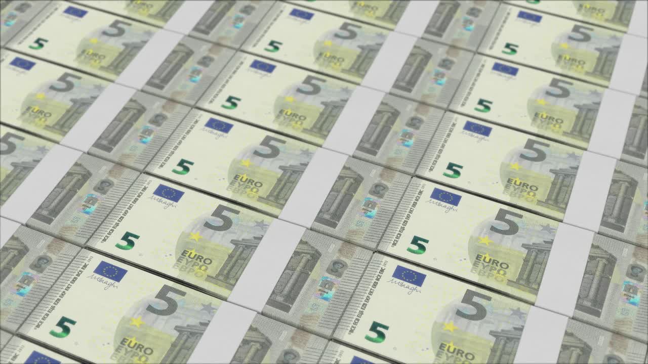 5 EURO Banknoten, gedruckt von einer Geldpresse