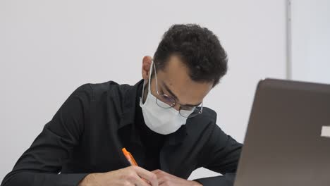 estudio de la máscara del joven