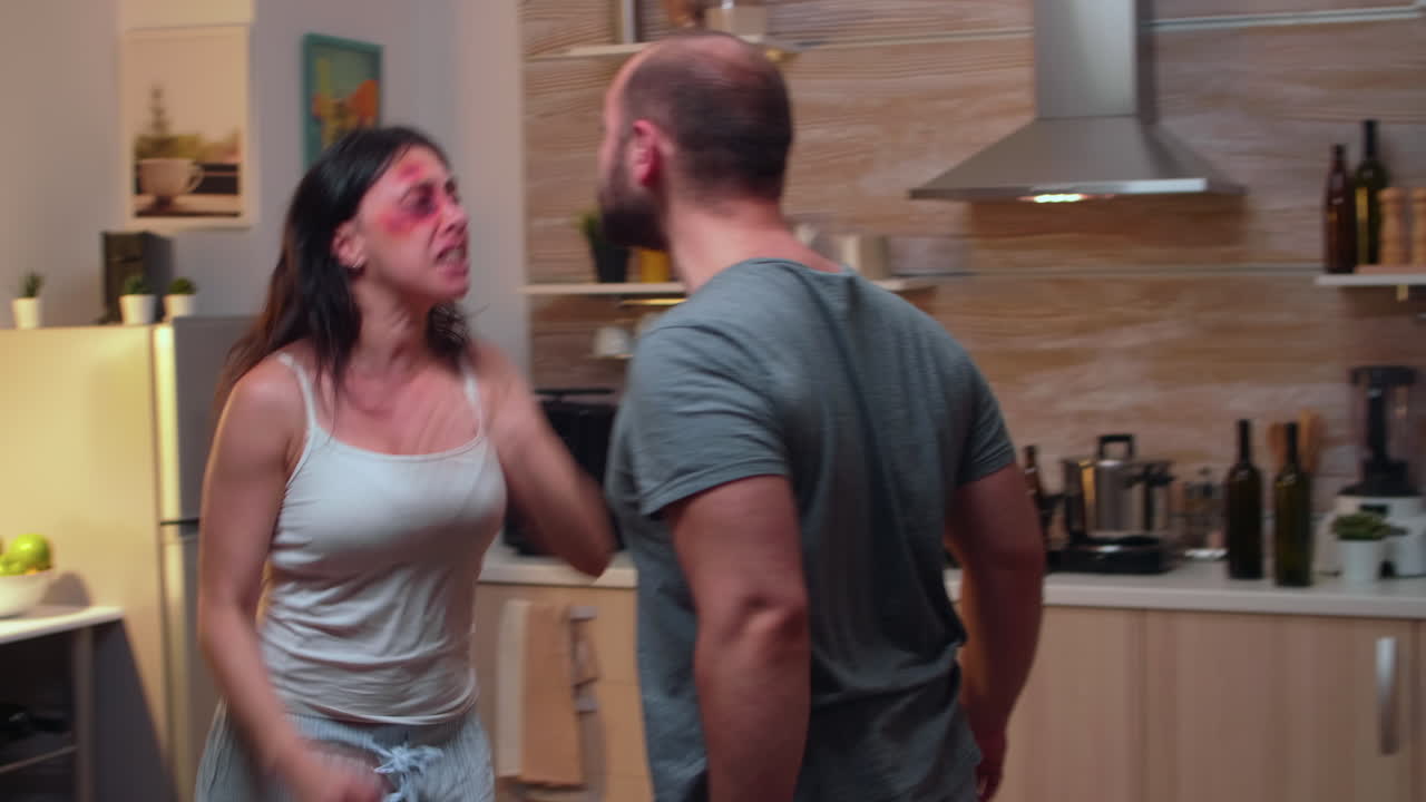 Donna che serve il marito