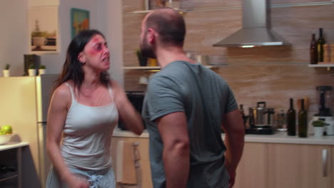 mujer sirviendo a su marido