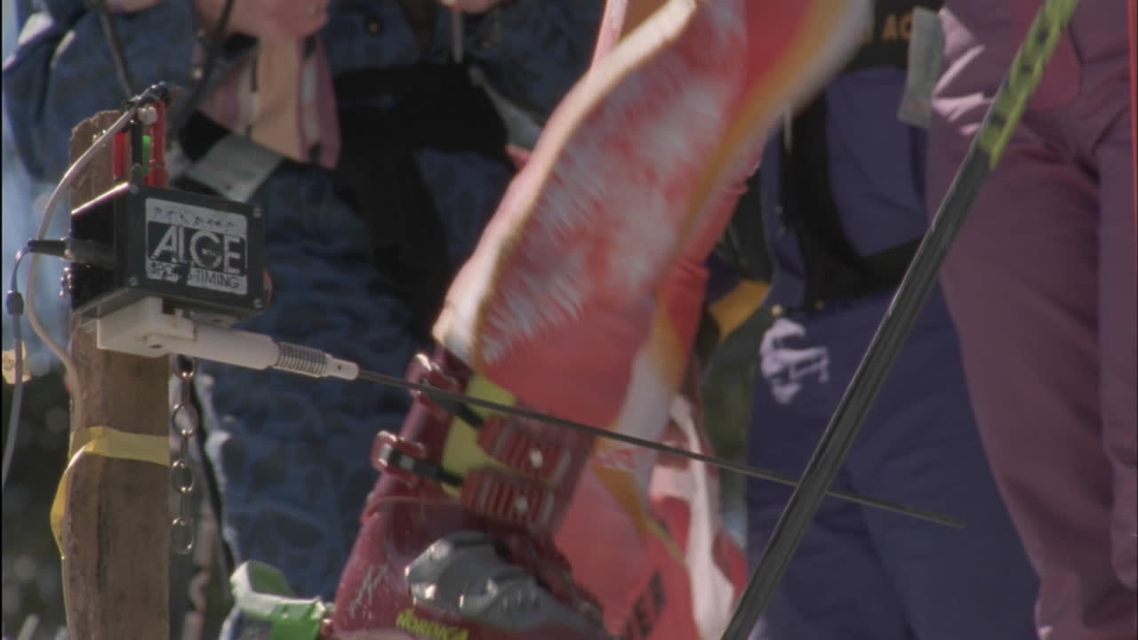 경쟁적인 스키어가 달리기 시작하다