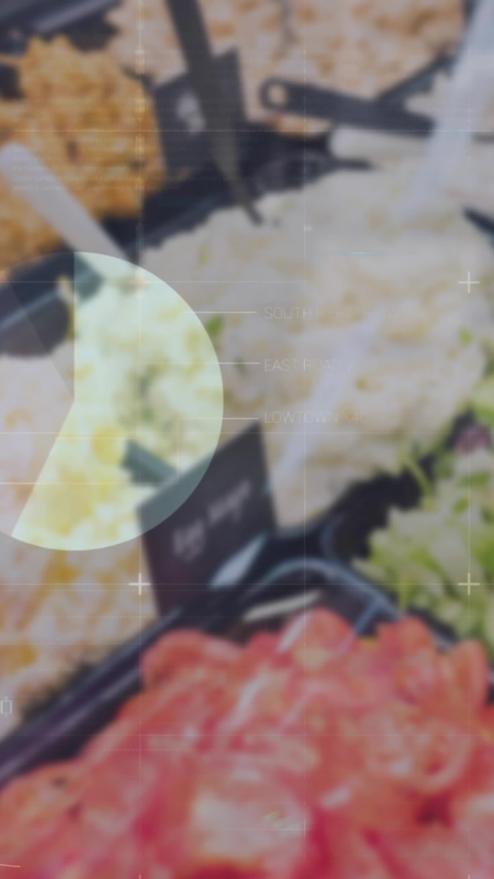 Animación de interfaz infográfica moviéndose sobre alimentos frescos con etiquetas de precio para la venta en tienda.