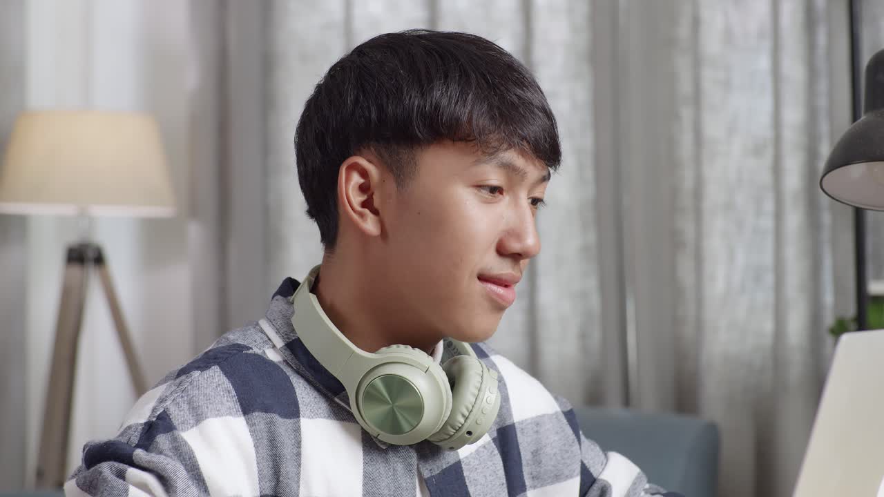 집에서 공부하는 십대