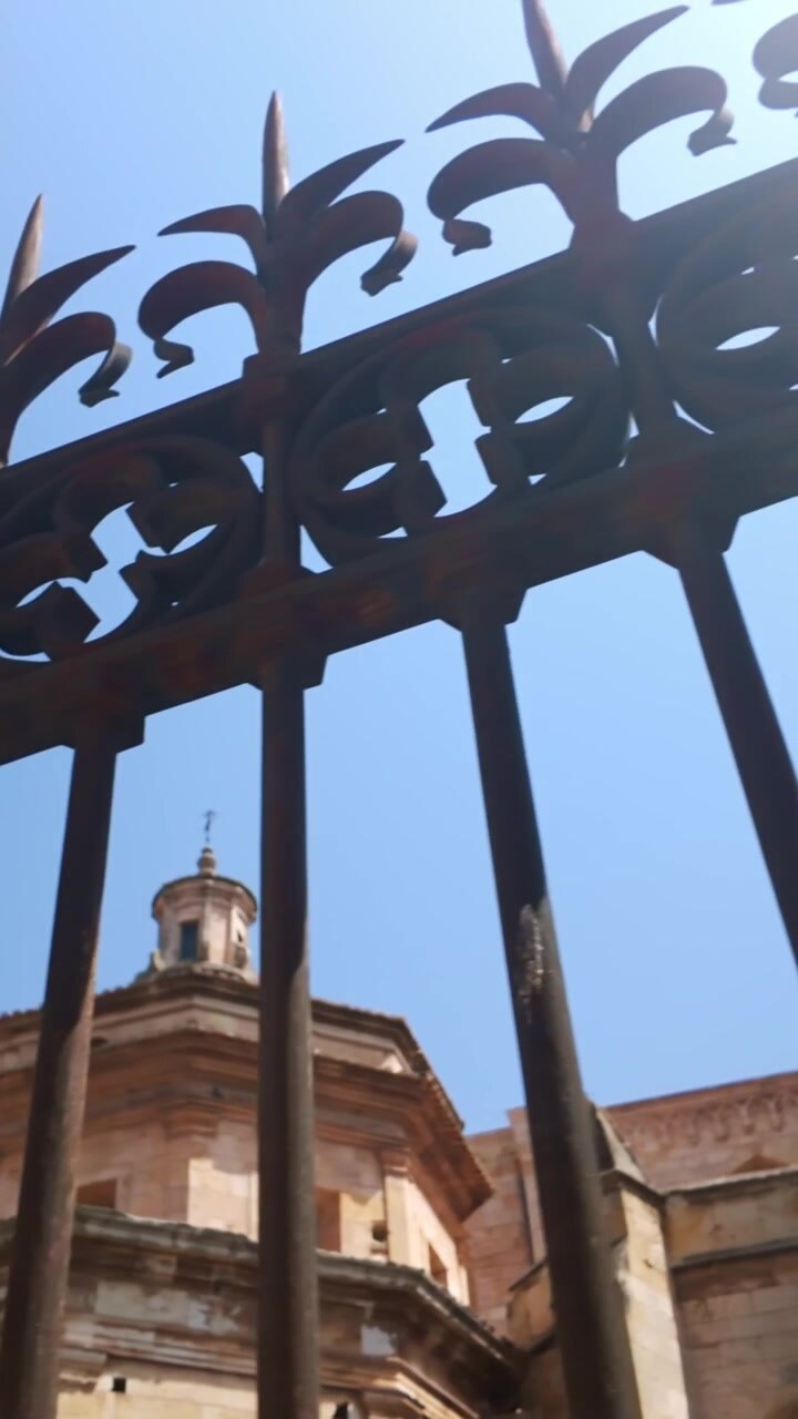 Tarragona Katedrali'nin önünde silüeti görünen ferforje çit