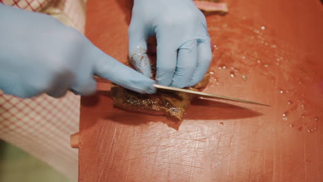 el corte de un filete de carne en el restaurante antes de servir, milán - italia