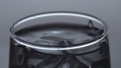 primer plano de cubitos de hielo en un vaso de agua