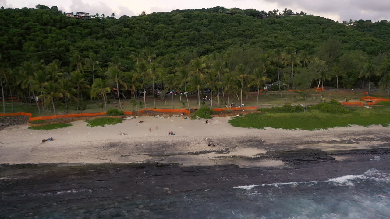 el dron se aleja de una playa para mostrar la vista de la zona grand anse de la isla de la reunión