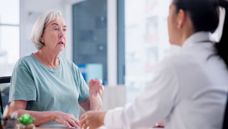 médico, consulta y médico con personas de edad avanzada