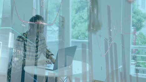 animación de gráficos financieros y datos sobre un hombre caucásico feliz con una computadora portátil en la oficina