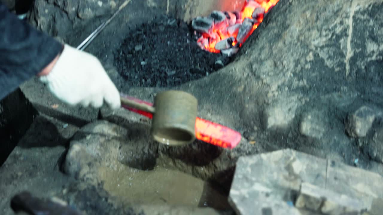 금속공이 녹은 금속을 수동으로 조작하는 스 비디오
