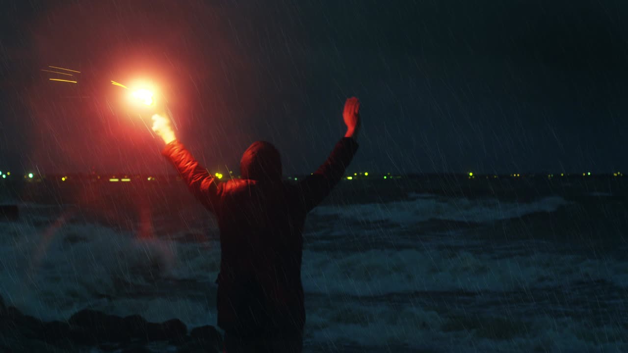폭풍 에 도움 을 구하기 위해 신호 도로 불꽃 을 흔들고 있는 사람