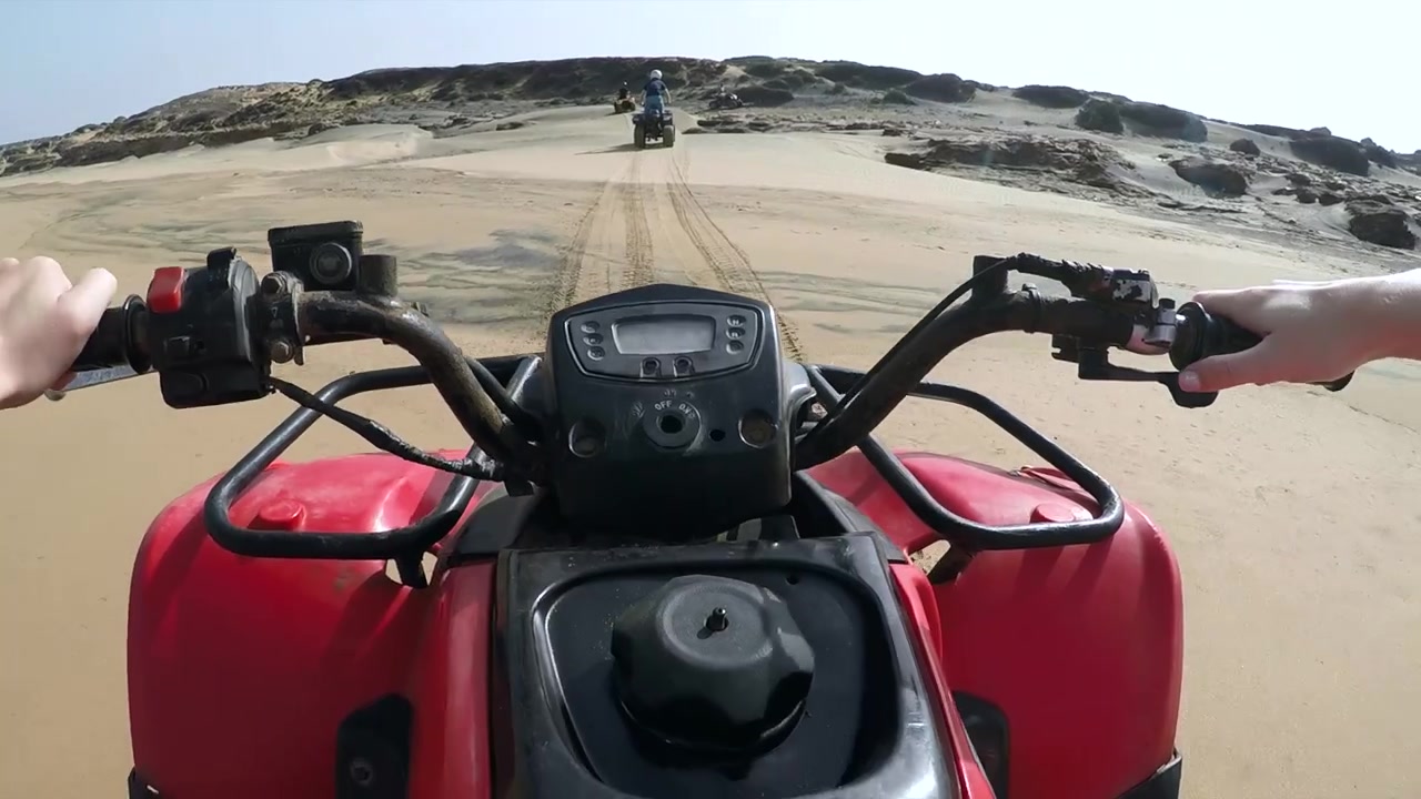 Ripresa POV. Gruppo di Quad che Guidano su un Terreno Sabbioso Difficile in Marocco.