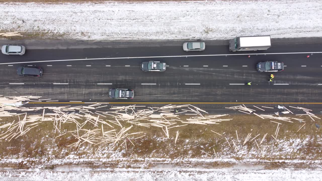 캐나다 스노이 캔디아크 (snowy candiac) 의 고속도로 30 (highway 30) 에서 잭나이프 사고로 인한 목재 유출이 발생했습니다.