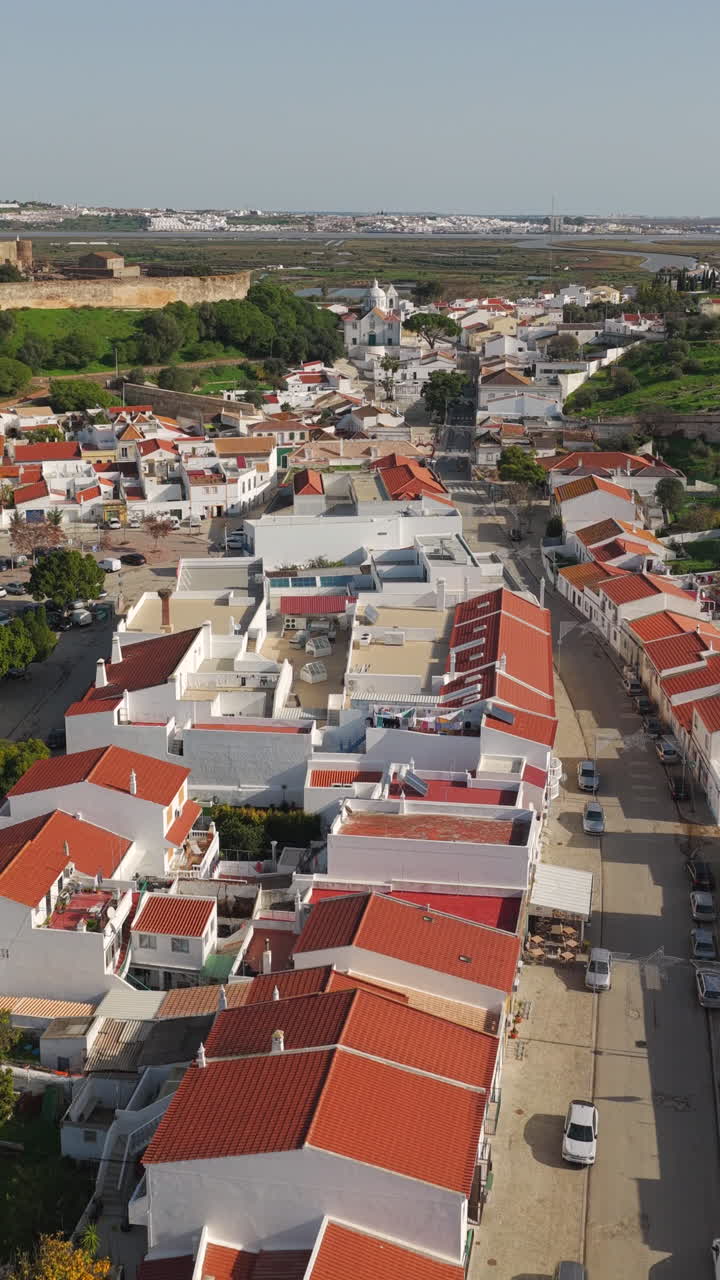 Vista aerea verticale delle case bianche e delle strade di Castro Marim, Portogallo