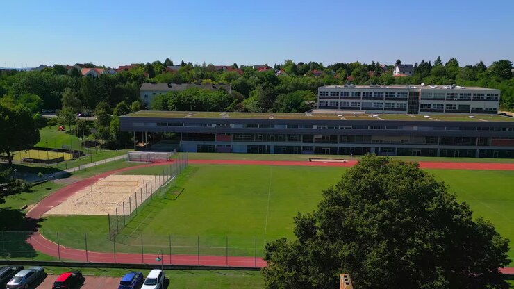 Mistelbach, Niederösterreich, Áustria - Várias Escolas, com um Campo de Futebol no seu Centro - Panorâmica Aérea à Direita