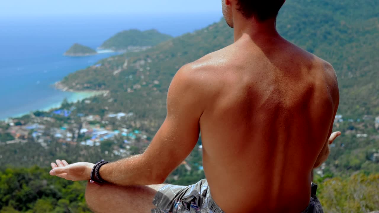 hombres en posición de meditación en la parte superior de un punto de vista