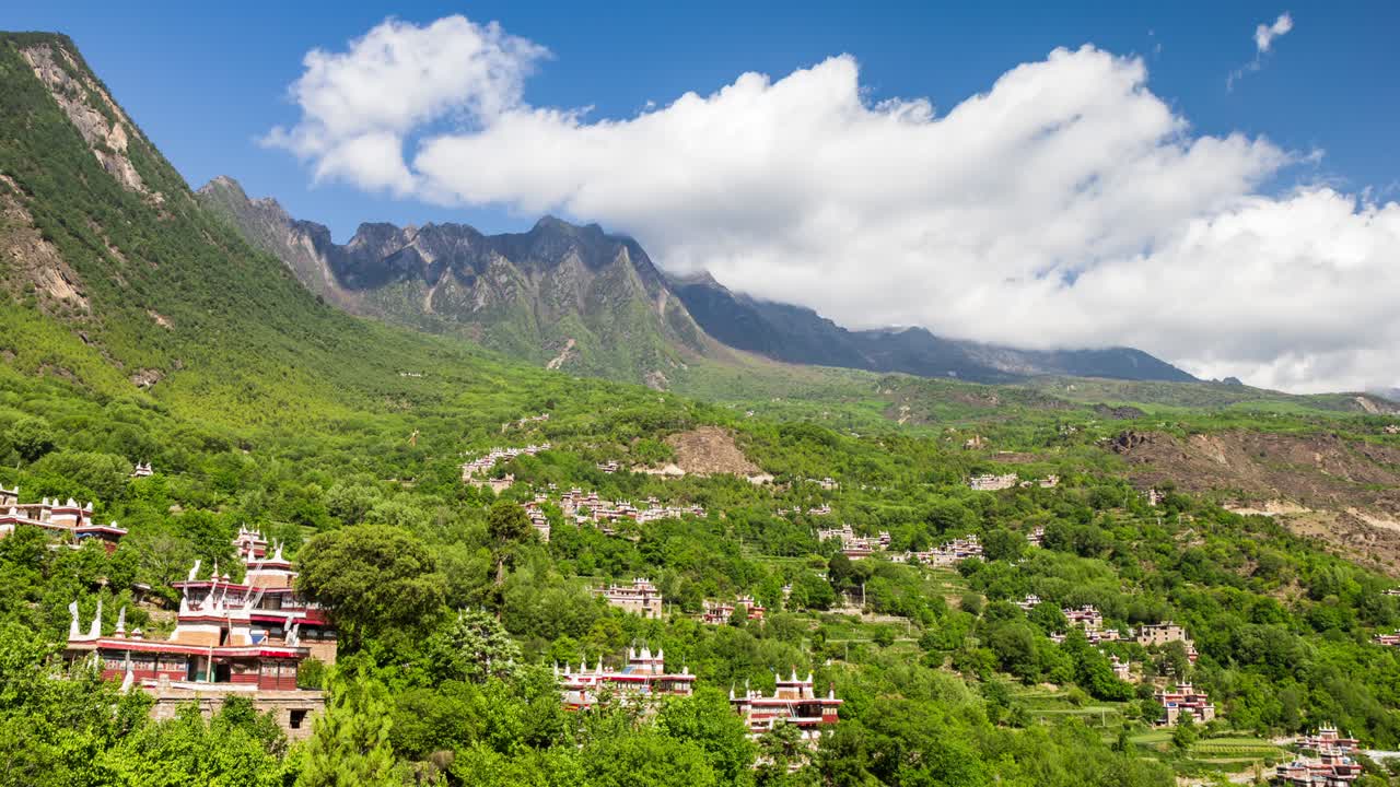 바 티베트 마을은 푸른 하늘에, 자이주 잔그샤이 마을.