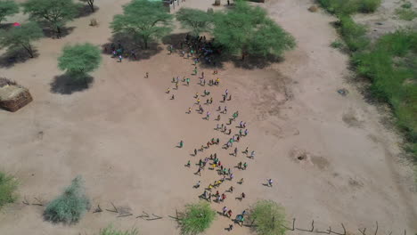 desierto de kenia, paisaje africano de un edificio desde el aire durante el día en un caluroso día de verano