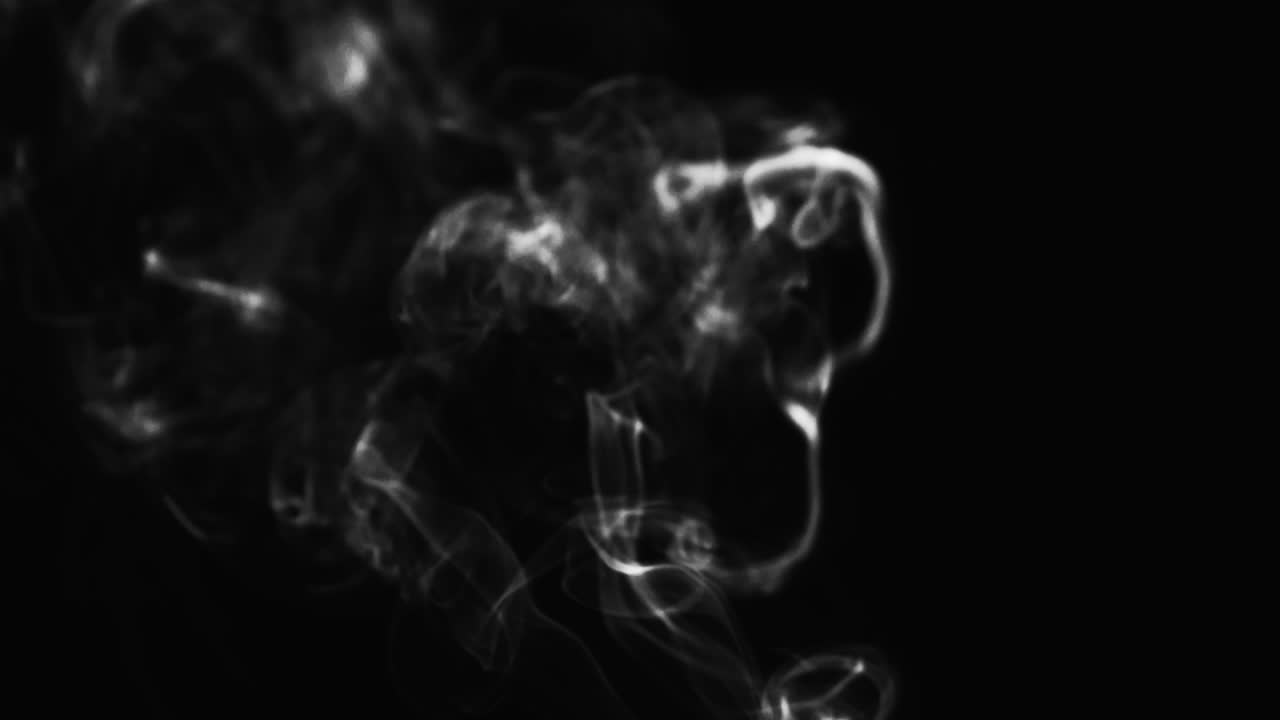 슬로우 모션으로 검정색 배경을 가진 추상 흑백 연기