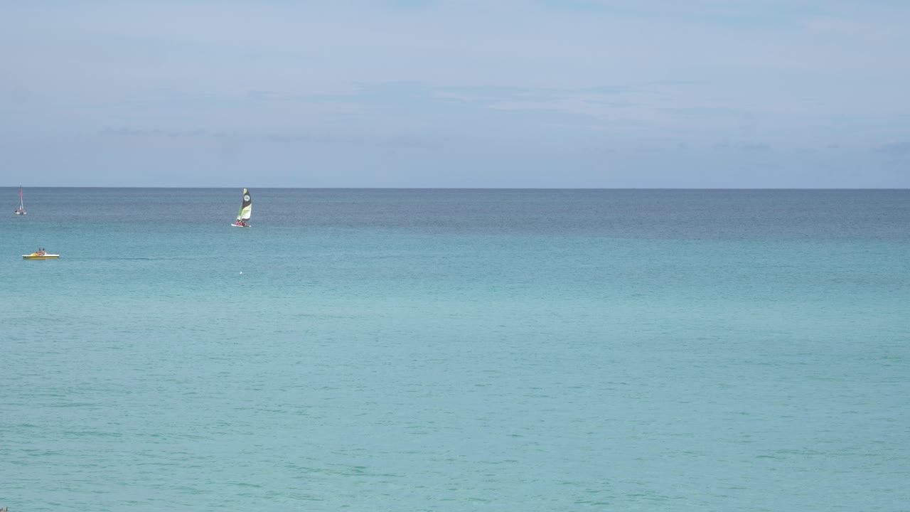 바람 서핑과 카약을 하는 사람들과 아름다운 푸른 바다
