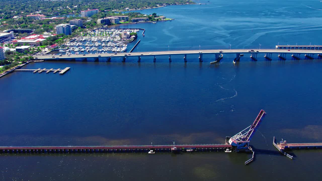 플로리다 브래든턴에 있는 마나티 강을 가로지르는 마나티 리버 브릿지 (manatee river bridge) 와 csx 기차 다리 (csx train bridge)