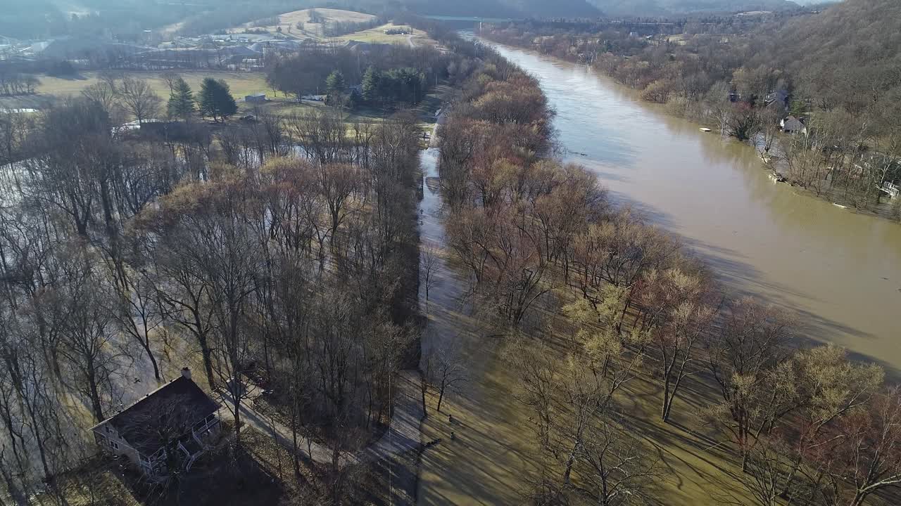 antena de río inundado y camino sumergido en el barrio americano de kentucky