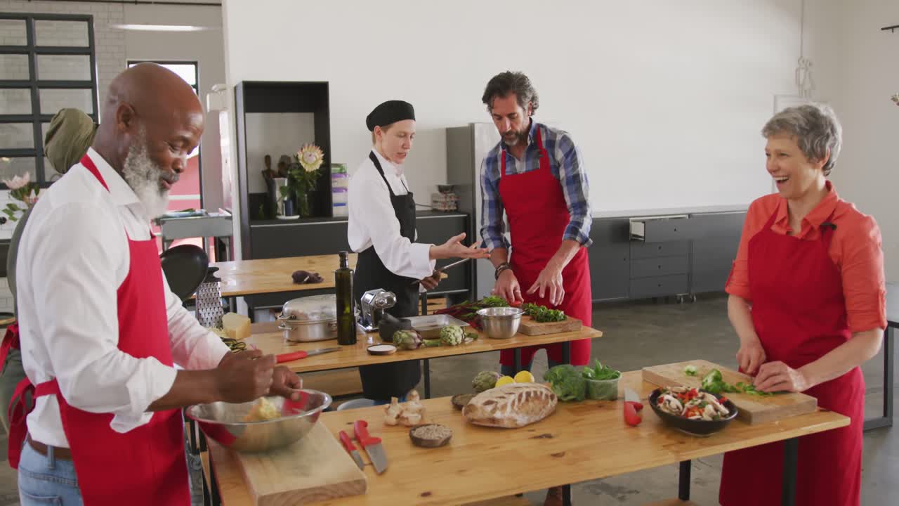 함께 요리를 하는 요리사 들