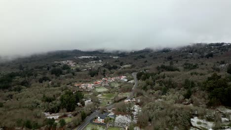 Verschneites-Dorf-Mit-Vegetation-Im-Winter-Unter-Einem-Bewölkten-Himmel-In-Picornio,-In-Galizien